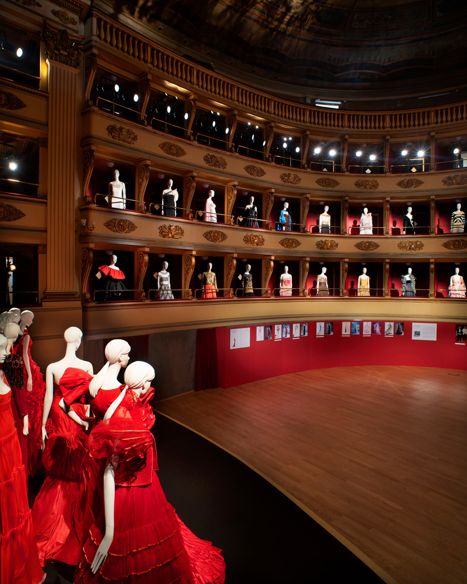 「ヴァレンティノ」が創業者の90歳を祝して故郷イタリアの歌劇場で作品展 パーカも販売 - WWDJAPAN