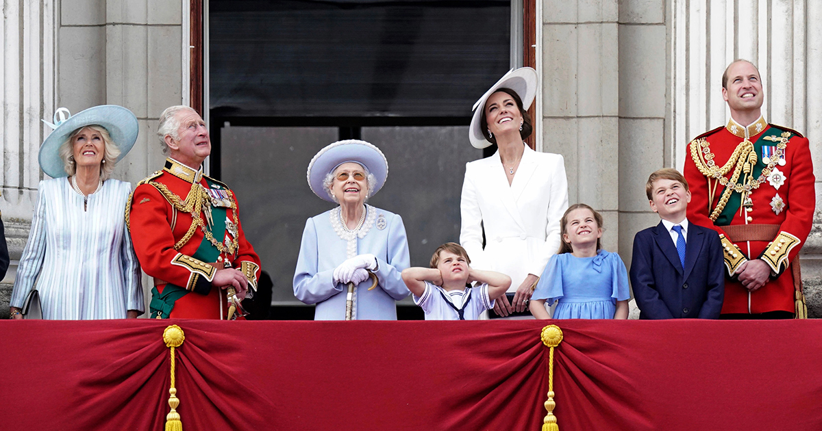 エリザベス女王の誕生日パレード開催 キャサリン妃は白いブレザーを着