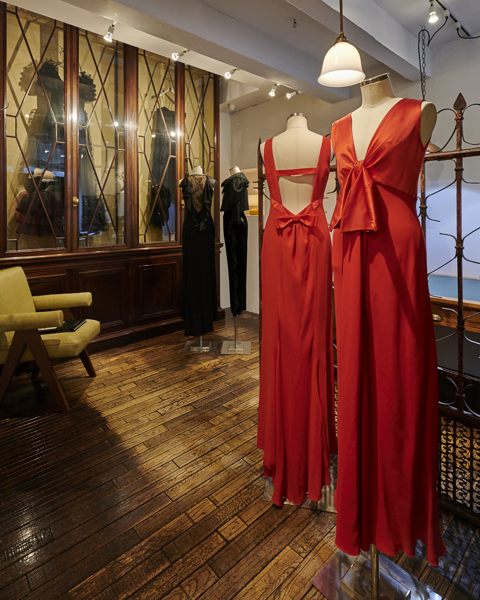 ヴァレンティノ」がビンテージウエアを販売 1970年代のドレスやコート 