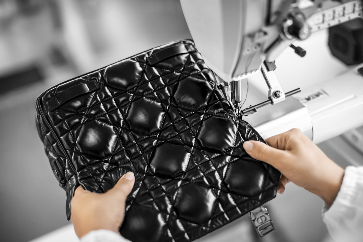 Christian Dior キルティングベルト ホワイト シルバー ディオール」から“カナージュ”のキルティング加工が特徴の横長