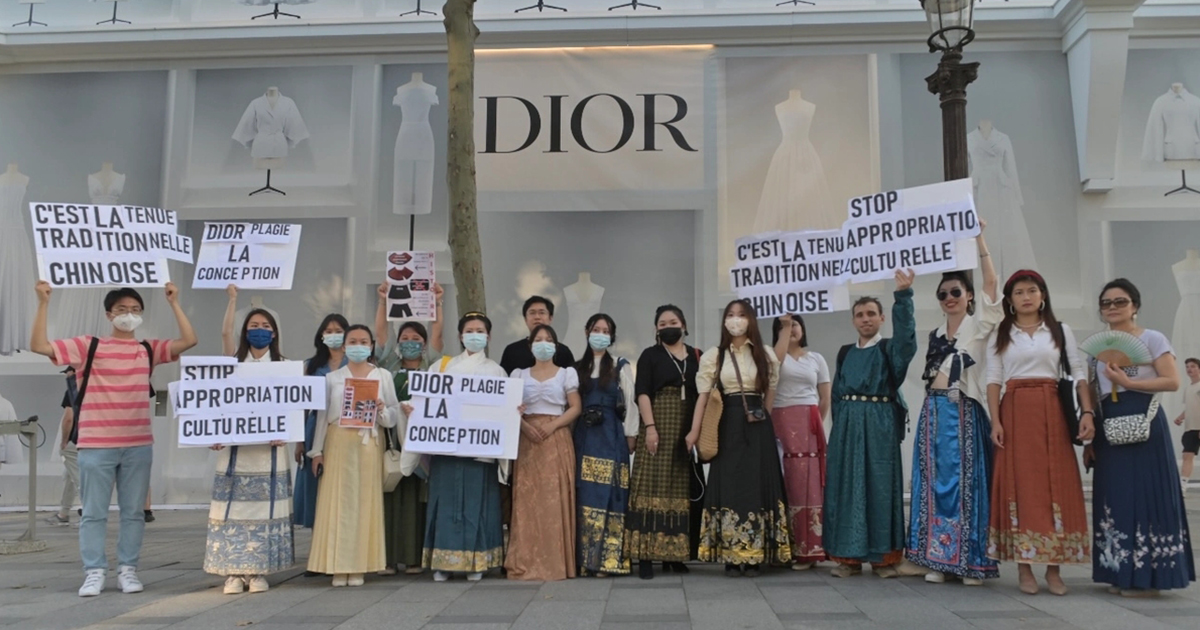 ディオール」のスカート炎上問題 パリの店舗前で中国人学生50人が謝罪