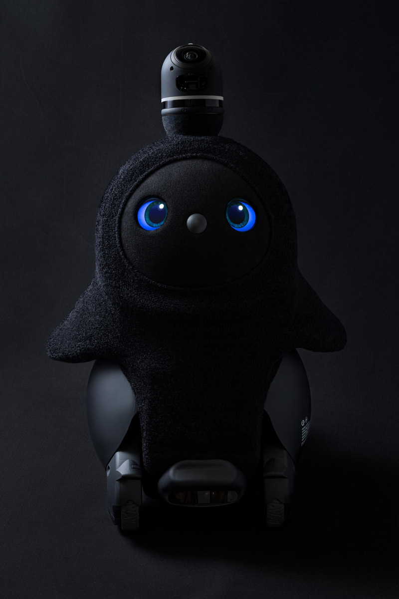 藤原ヒロシ監修のオールブラックの家族型ロボット“LOVOT” 「サカイ」や 