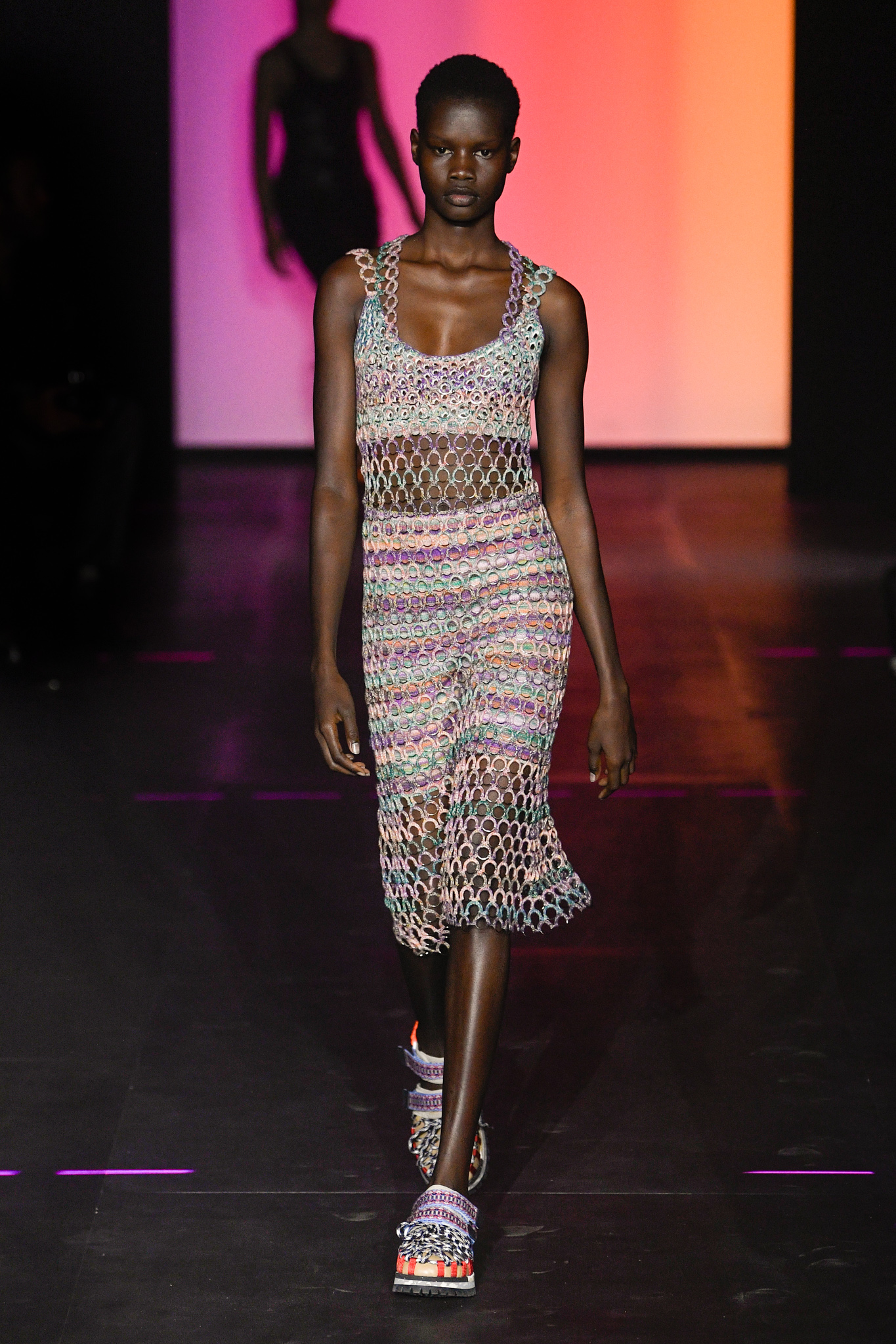 パリコレ波乱の4日目は「オフ-ホワイト」と「クロエ」で社会問題との