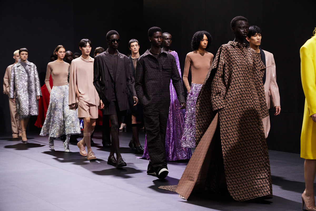 泥臭い自己表現を説いた「バレンシアガ」と、箱の外に飛び出して自分