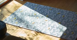 「ミナ ペルホネン」のじゅうたんが登場　長年使うことで“人生の景色”に