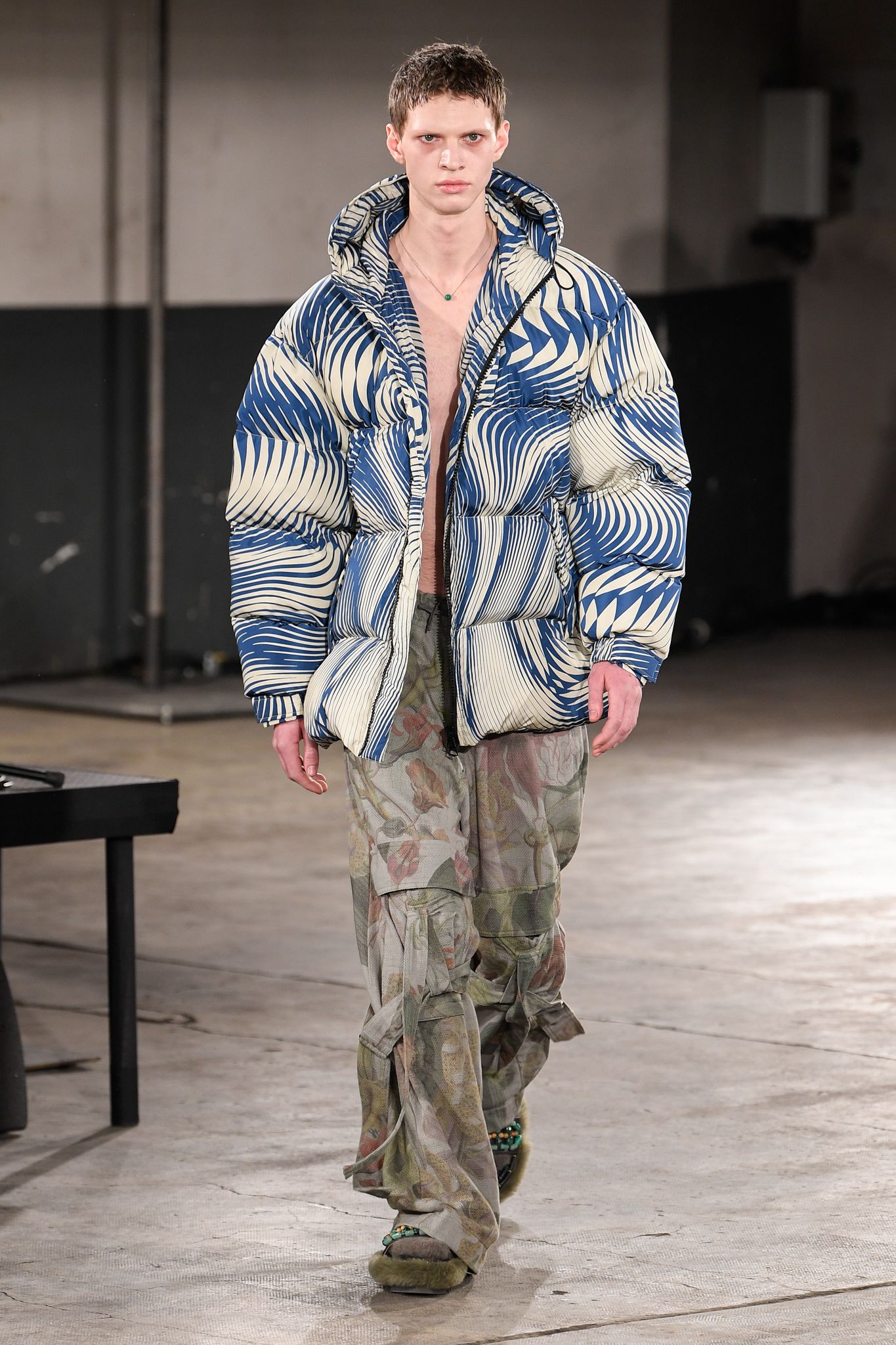 A…使用回数の感じられない商品dries van noten アーカイブ　ボンテージ　ストラップ　パンツ