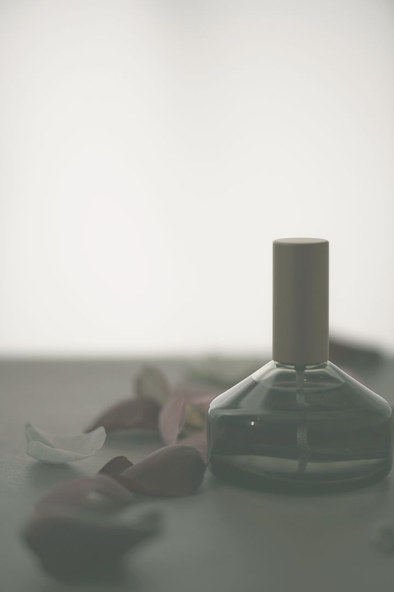 トータルビューティケア「オサジ」から初のオード パルファムが登場 ワイルドローズの香りが3種類 - WWDJAPAN