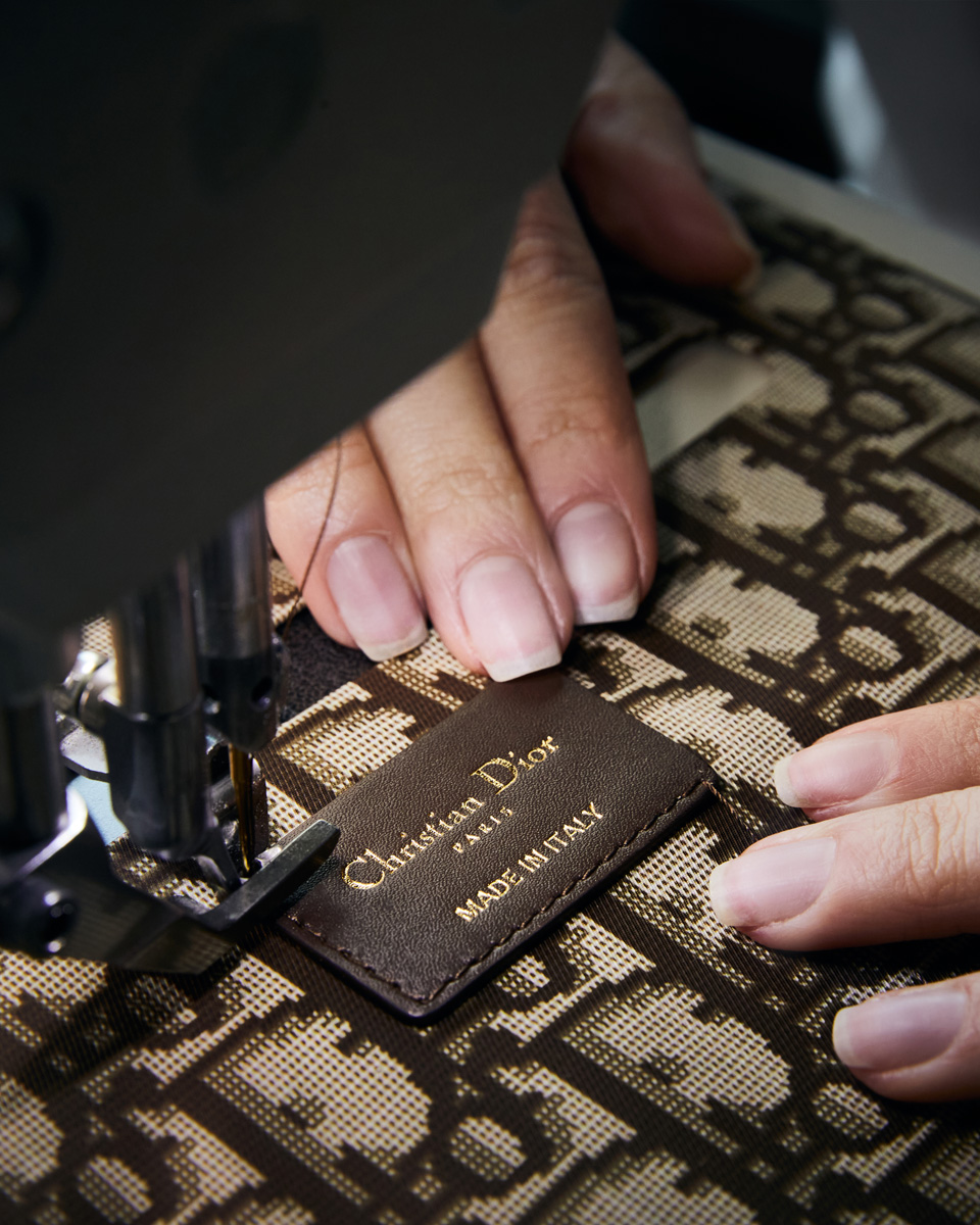 *夏映えリュクス感*【DIOR】ラフィア風 トートバッグ オブリーク ディオール新作バッグ“ラフィア素材”の「ディオール ブック