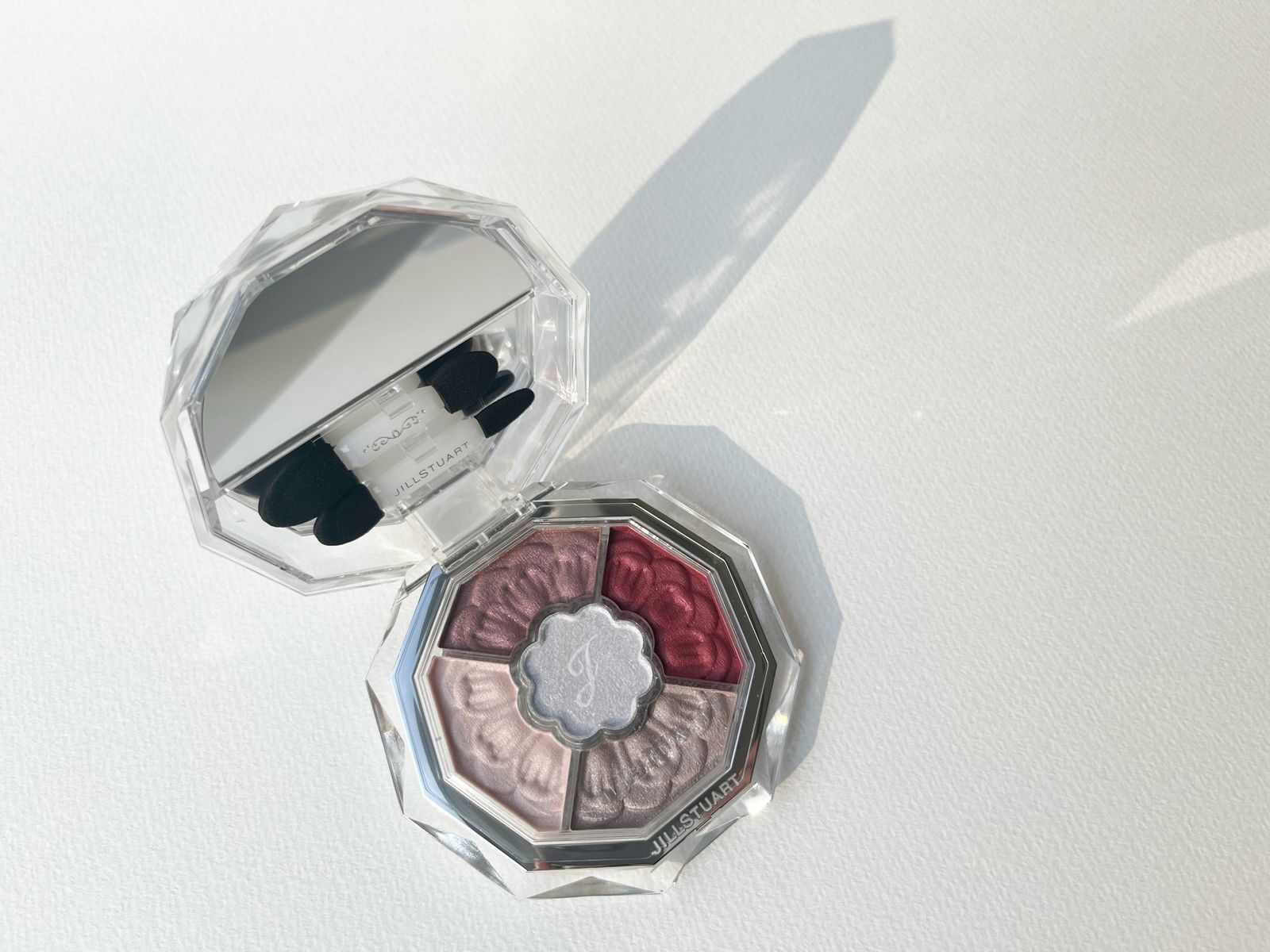 2023年秋コスメ】大人の“赤メイク”に青ラメが必要な理由 「ジル