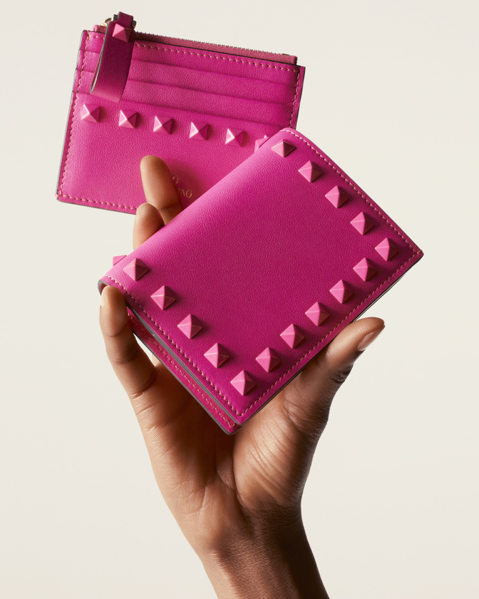 ヴァレンティノ」から新作財布 “ピンクPP”カラーの“ロックスタッズ