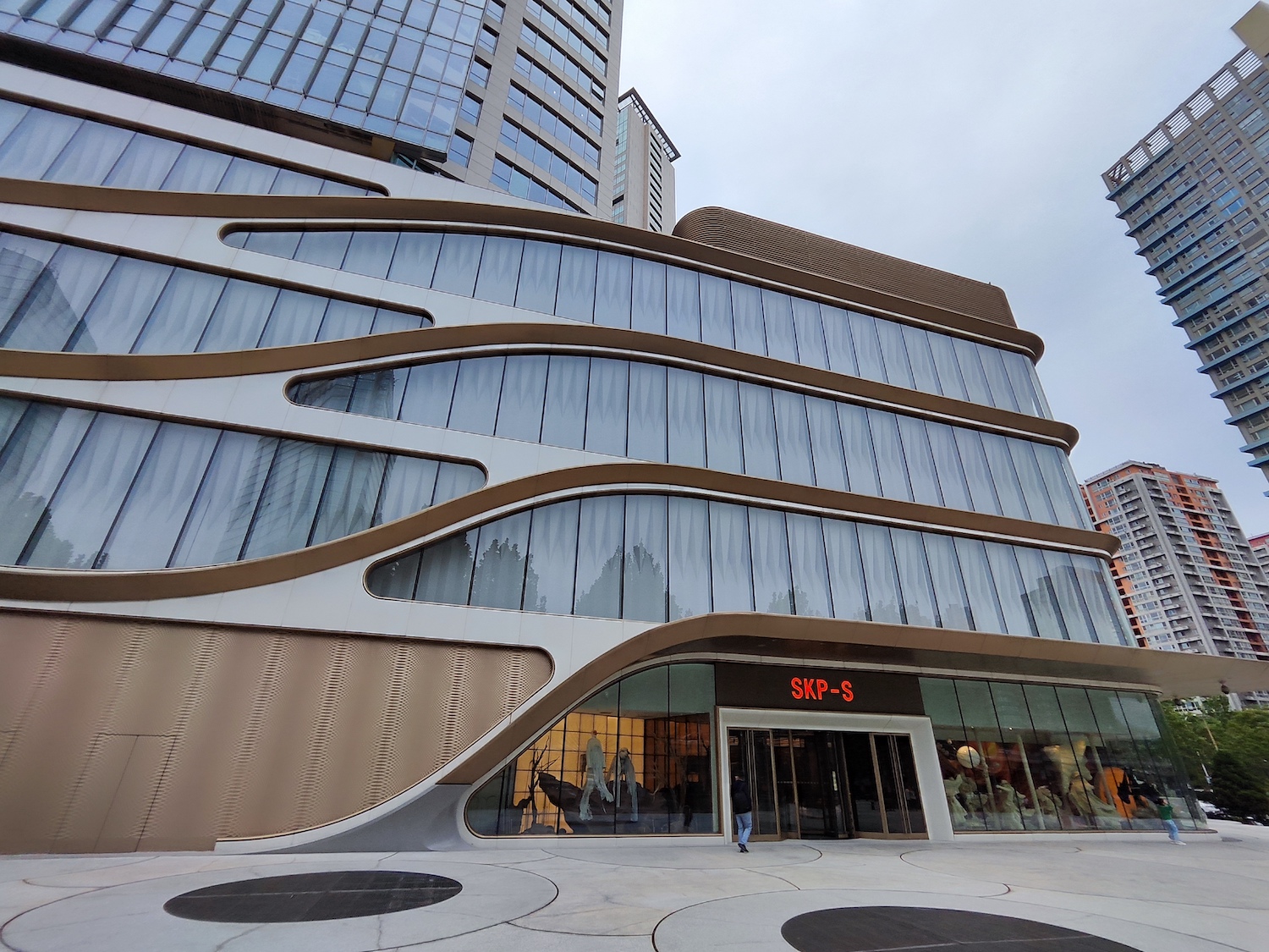 リモデル中の神戸阪急本館・新館に「HAKYU BEAUTY/HANKYU MODE