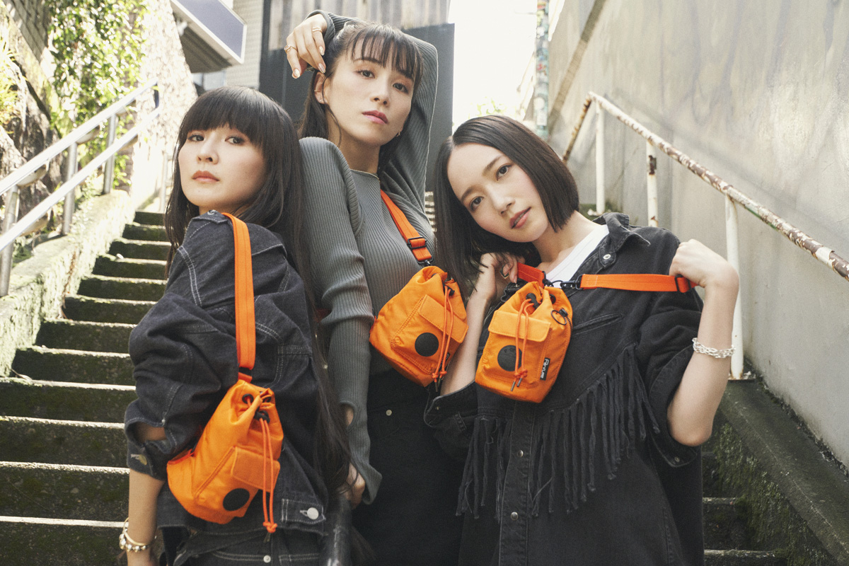 Perfumeが吉田カバンの「POTR」とコラボ オレンジのミニバッグをツアー 