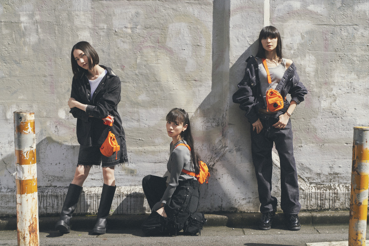 Perfumeが吉田カバンの「POTR」とコラボ オレンジのミニバッグをツアー