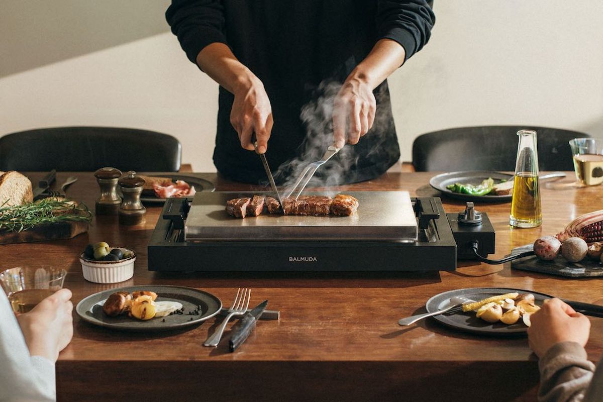 バルミューダ」の新作家電はホットプレート ステーキやお好み焼きなど