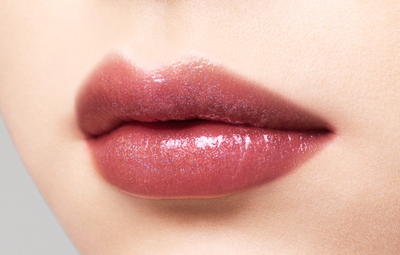 オペラ」が透けるラメ入りリップティントと“グロウ”質感のアイライナー