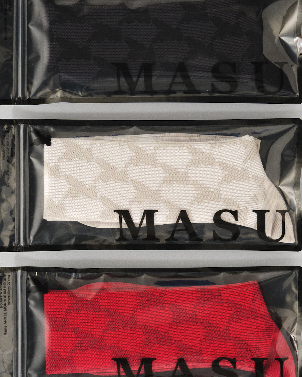 M A S U」と「タビオ メン」のコラボソックスが発売 天使のように自由