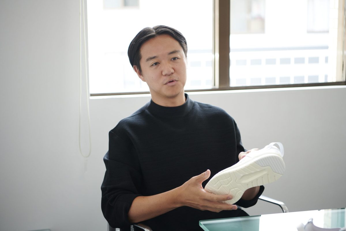 アシックス」×「CFCL」 “なるべくデザインを足さない” コラボ