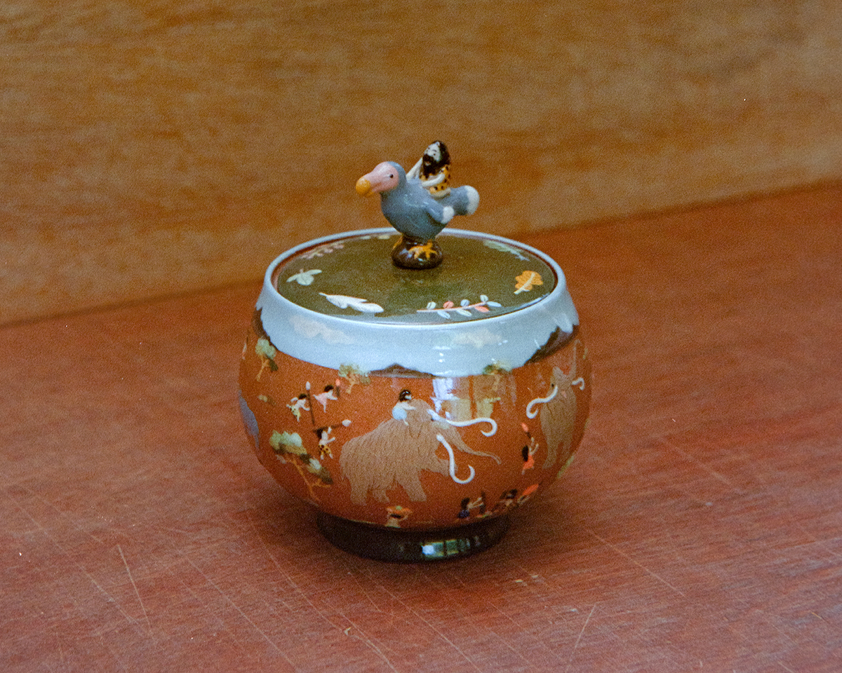 ロエベがホリデーコレクション発売 日本展開周年を祝い京都の陶芸