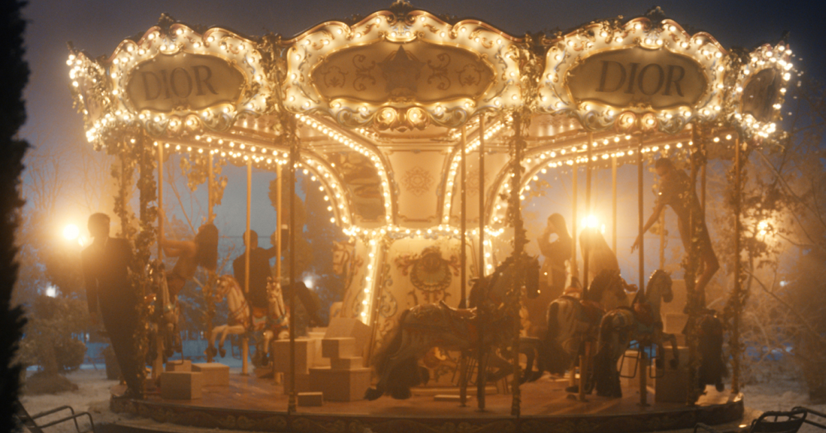 ディオール」のメリーゴーランドが六本木ヒルズに登場 ホリデー