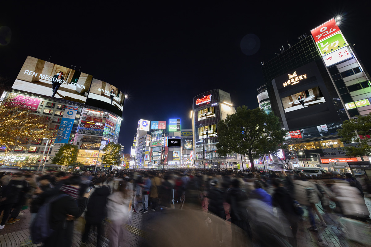目黒蓮と「フェンディ」がクリスマスに渋谷スクランブル交差点をジャック！