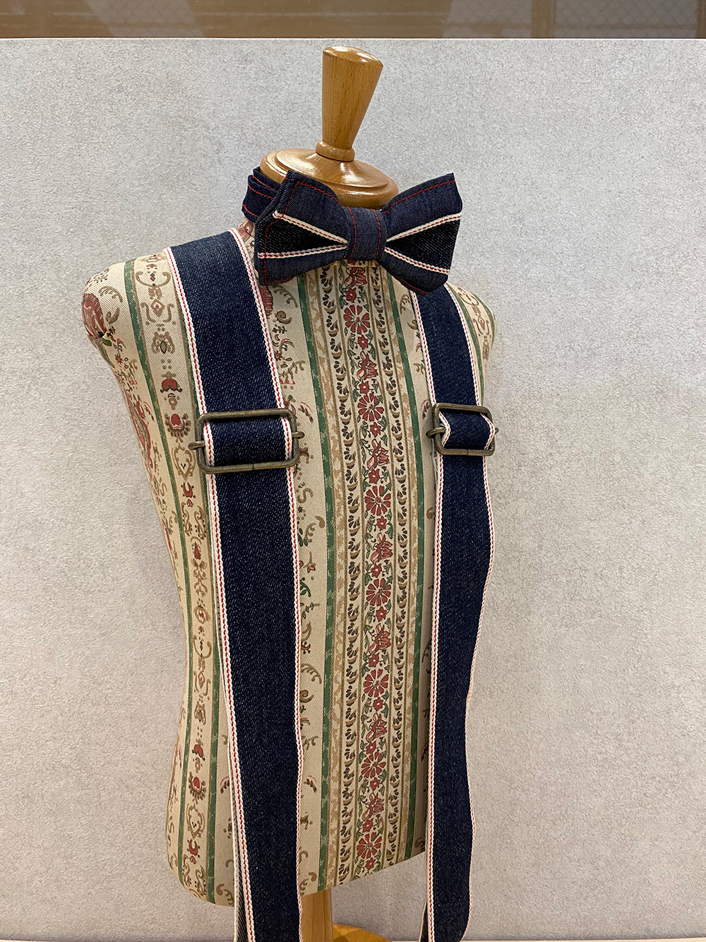 「ローブ ド セトウチ」のセルビッジデニムを使ったサスペンダー