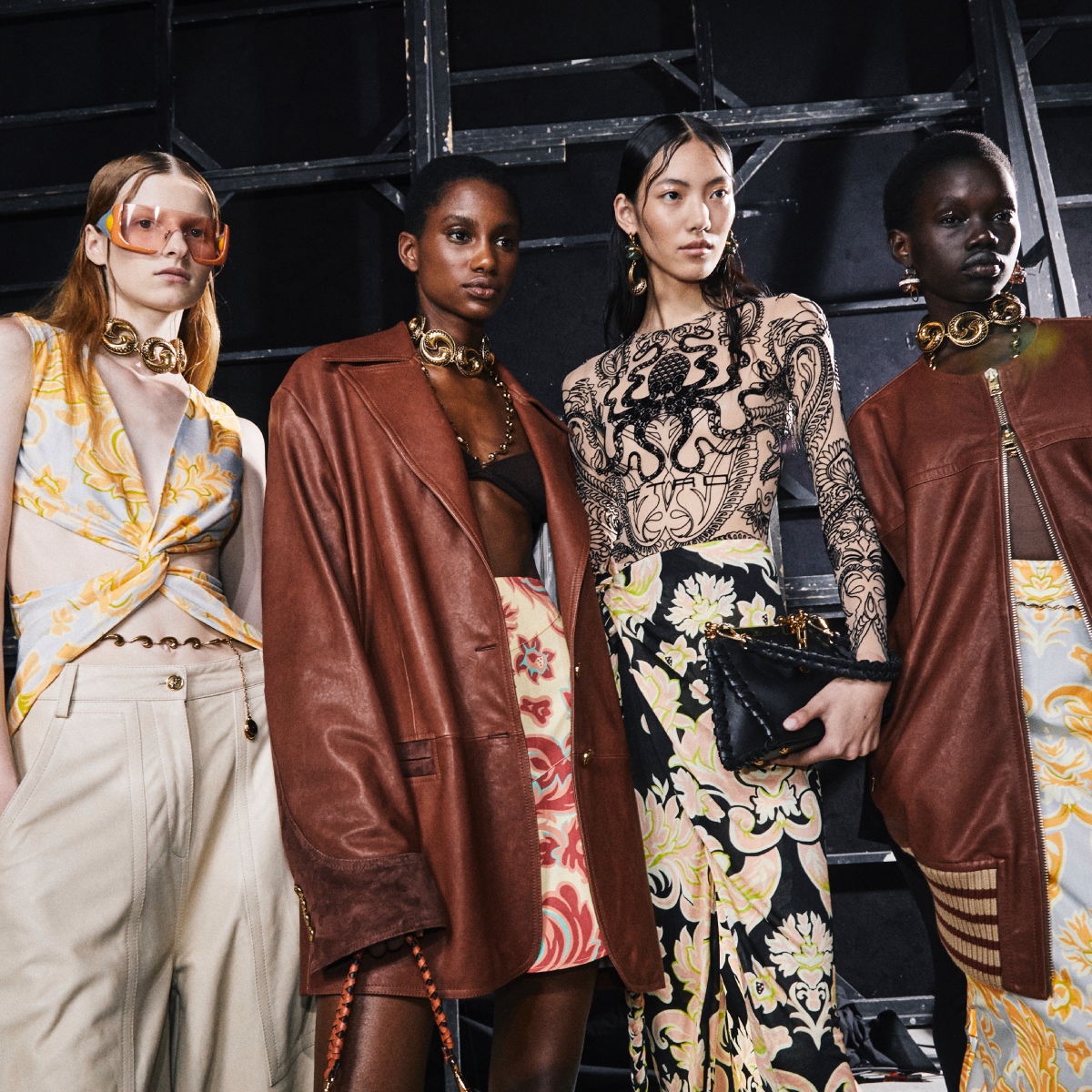 レトロなエトロスーツ。結婚式で一度着用しました。是非、紫のお似合いになる方に。 レトロなエトロスーツ。結婚式で一度着用しました。是非、紫の