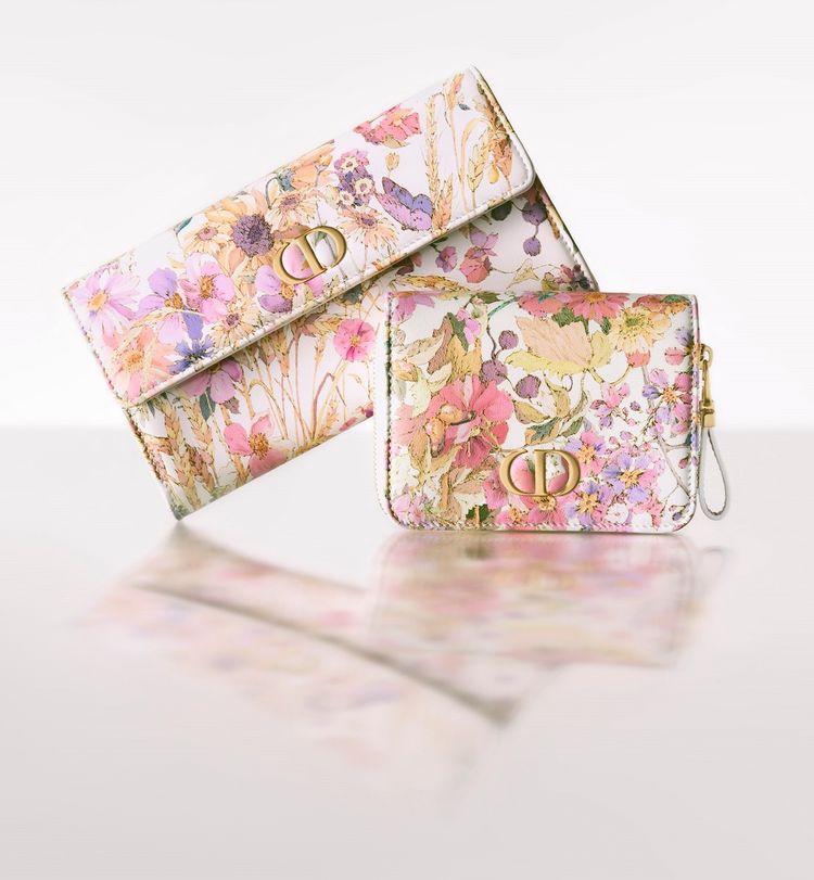 一粒万倍日】「ディオール」が花柄の財布を発売 創設者の思いを継ぐ  