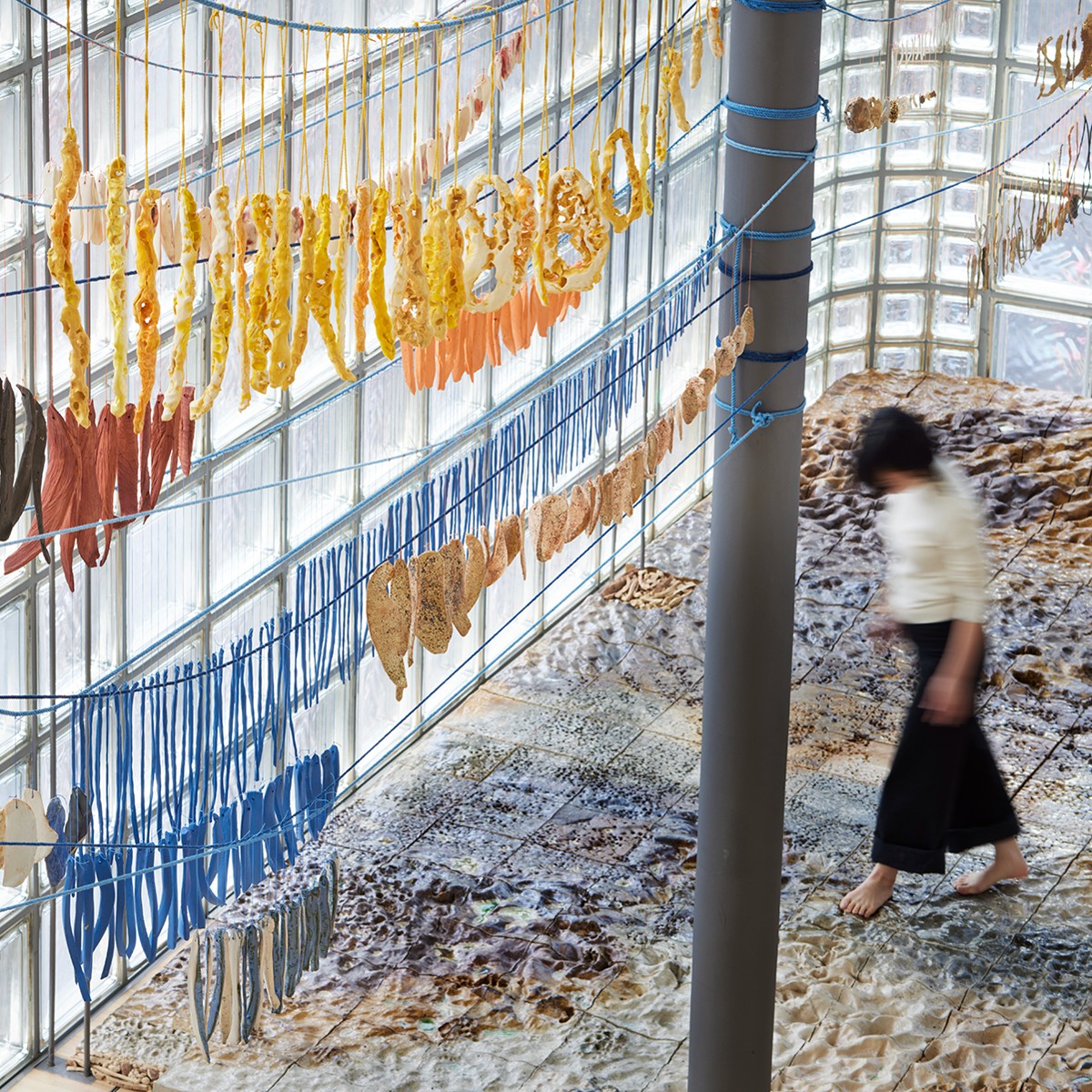 エルメス「つかの間の停泊者」展リポート 作家4人の壮大な作品を解説