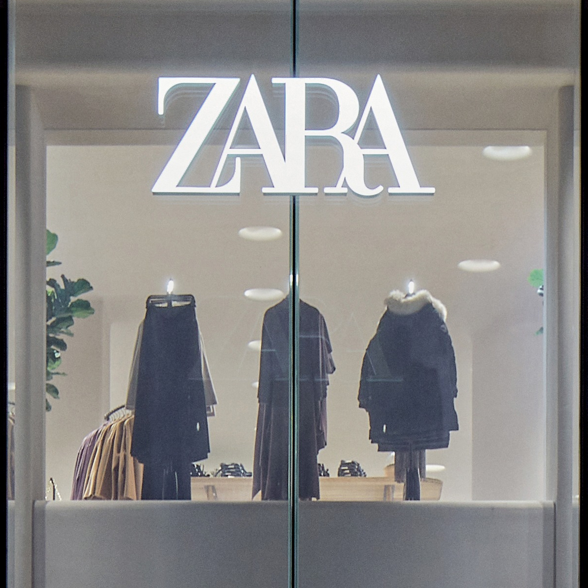 ザラ」などインディテックスの傘下ブランド、ウクライナの店舗を4月