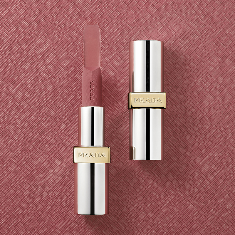プラダ ビューティ」のリップスティックに肌色を引き立てるヌード