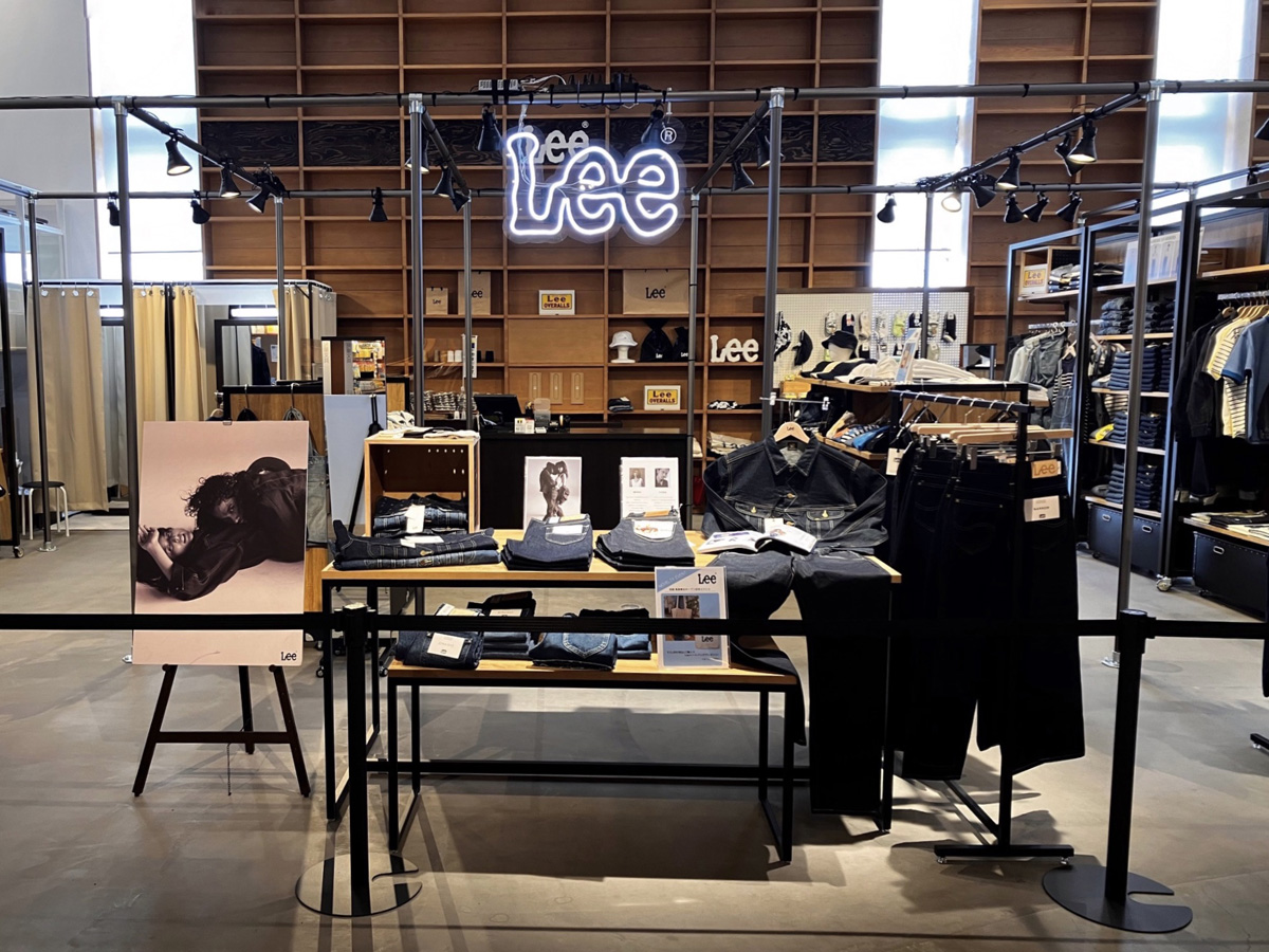 3月8日、「函館 蔦屋書店」1階にオープンした「Lee」のショップ