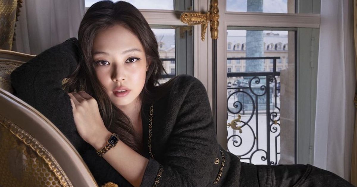 ブラックピンクのジェニーが「シャネル」の時計“プルミエール”の