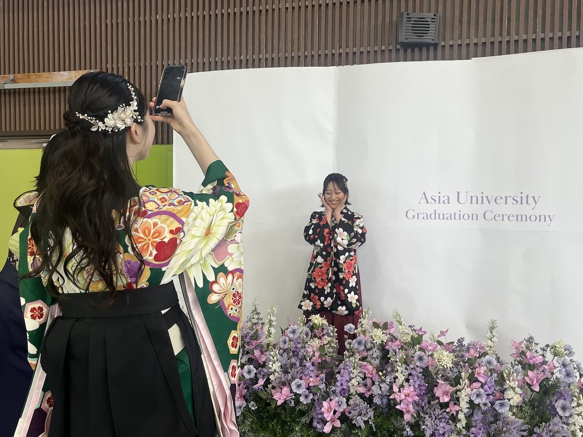 亜細亜大学体育館にフォトスポット爆誕 渋谷109が卒業式用に