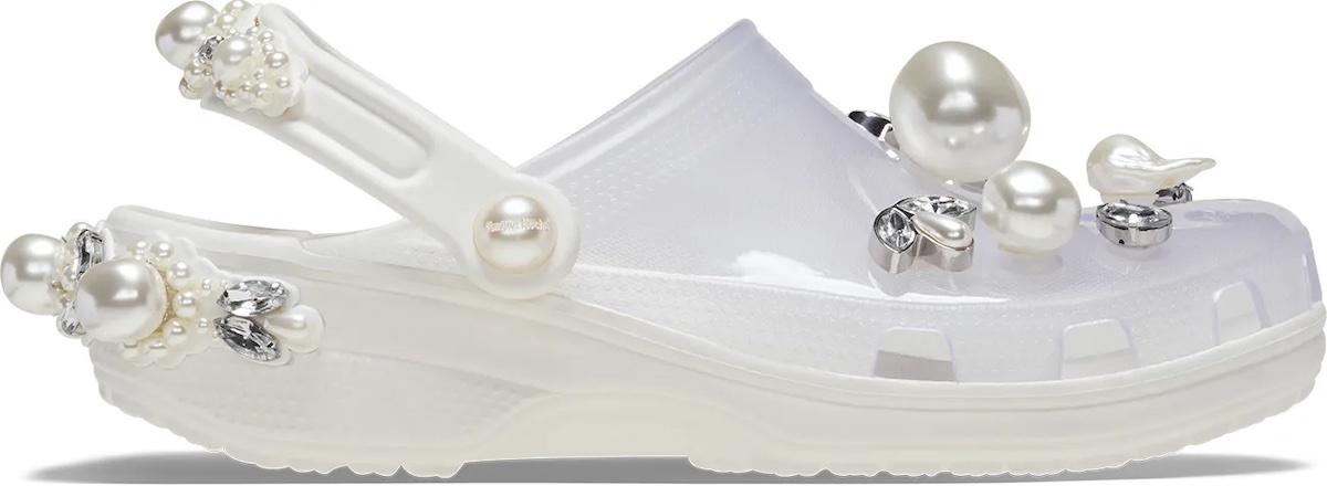 シモーン ロシャ」が「クロックス」とのコラボシューズを4月10日