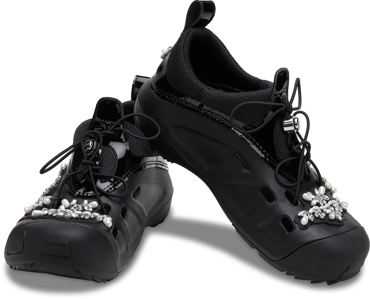 シモーン ロシャ」が「クロックス」とのコラボシューズを4月10日に発売