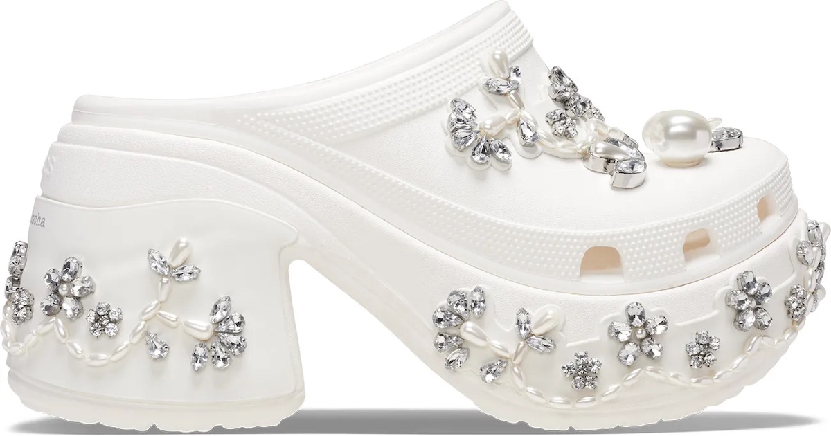 完売直前【Crocs x Simone Rocha】コラボシューズ＊ホワイト シモーン ロシャ」が「クロックス」とのコラボシューズを4月10日