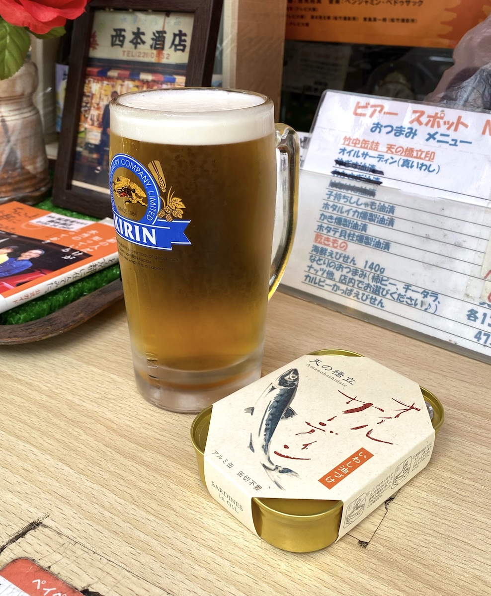 「西本酒店」の“生ビール”と“オイルサーディン”（1004円） 