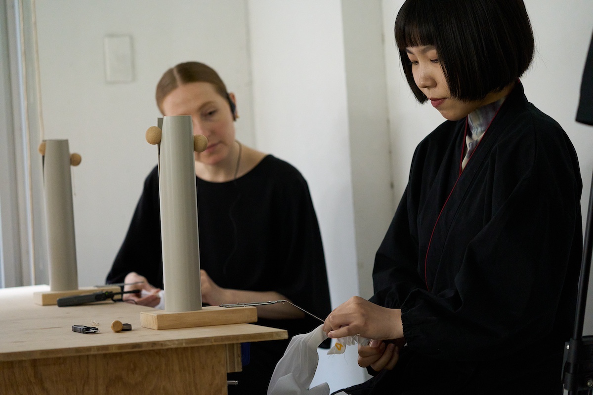 コス」が京都の絞り染め職人とコラボ 衰退する工芸技術を広める コス」が京都の絞り染め職人とコラボ 衰退する工芸技術を広める