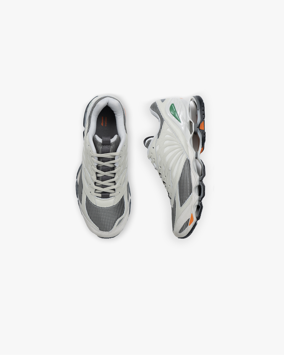 ミズノ」×「グラフペーパー」 スニーカー“ウエーブ プロフェシー