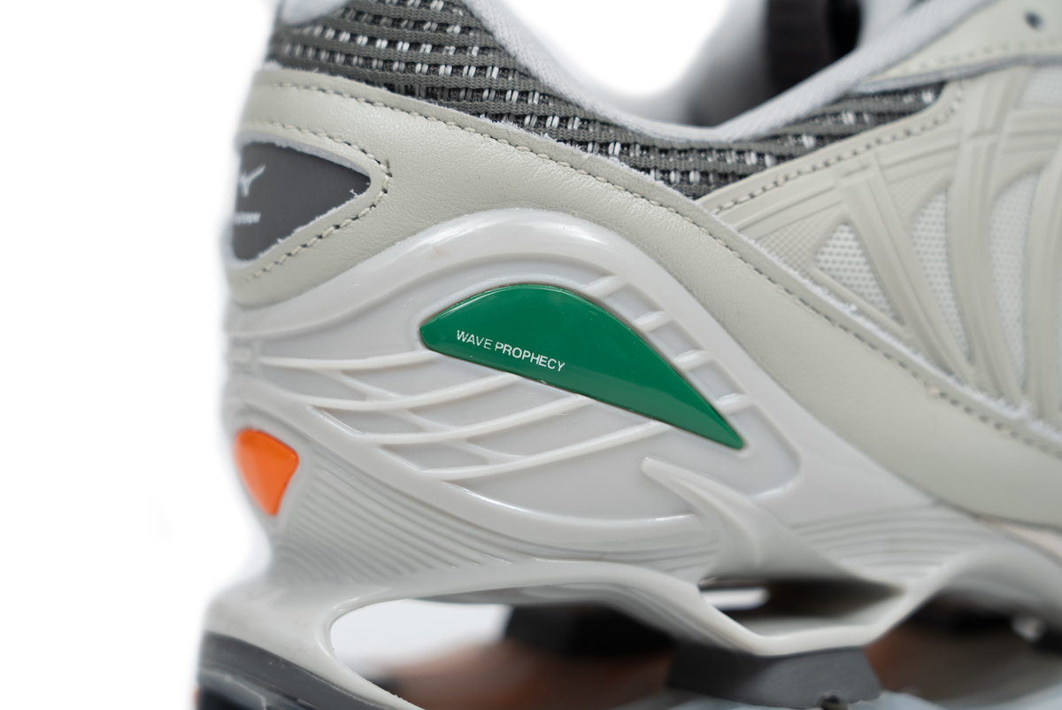ミズノ」×「グラフペーパー」 スニーカー“ウエーブ プロフェシー LS”を