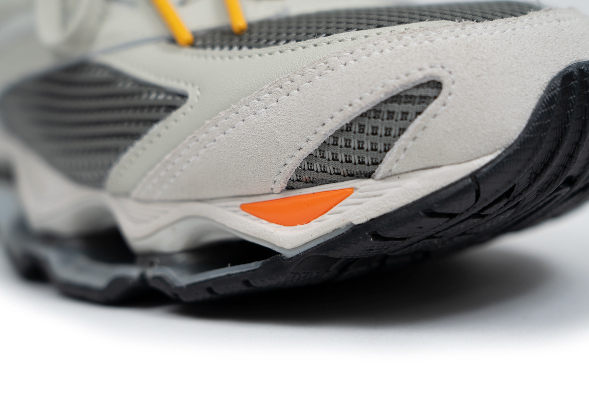 グラフペーパー × ミズノ ウェーブ プロフェシー ミズノとグラフペーパーのスニーカー「ウエーブ プロフェシー