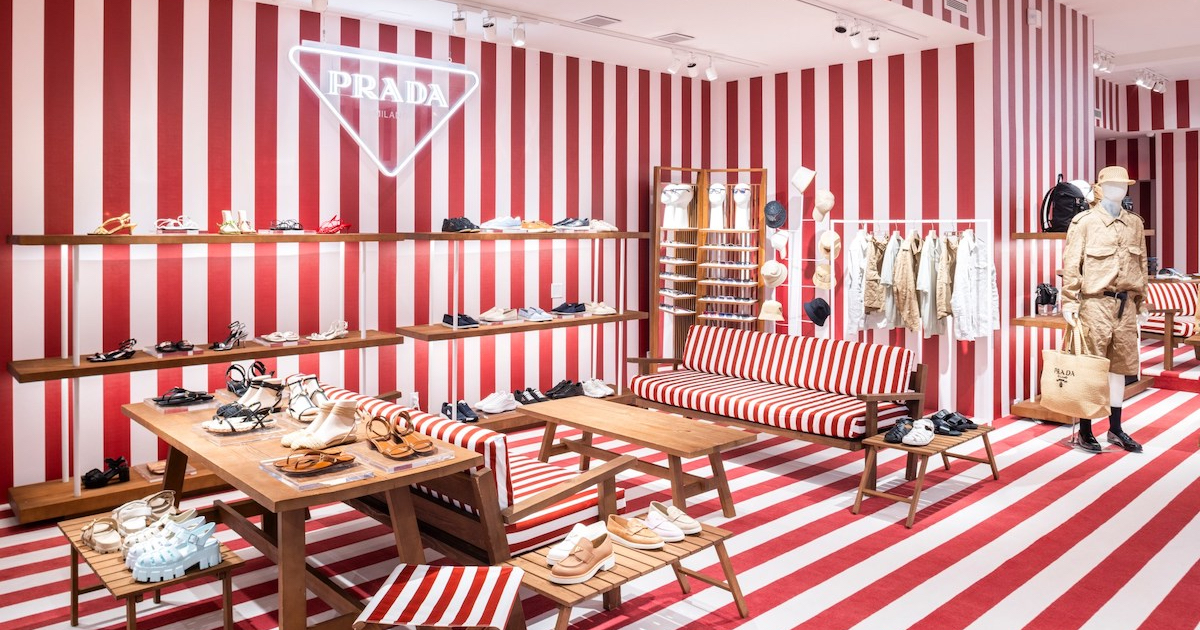 プラダ」、今年も夏季限定のイーストハンプトン店をオープン 内装が赤