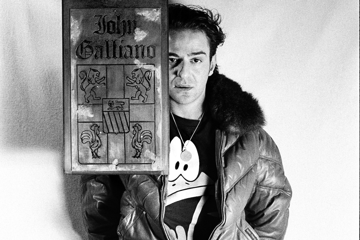 E*e様 美品✨️ John Galliano ジョンガリアーノ 変形 ジャケッ 鬼才デザイナー”ジョン・ガリアーノのドキュメンタリー映画が公開