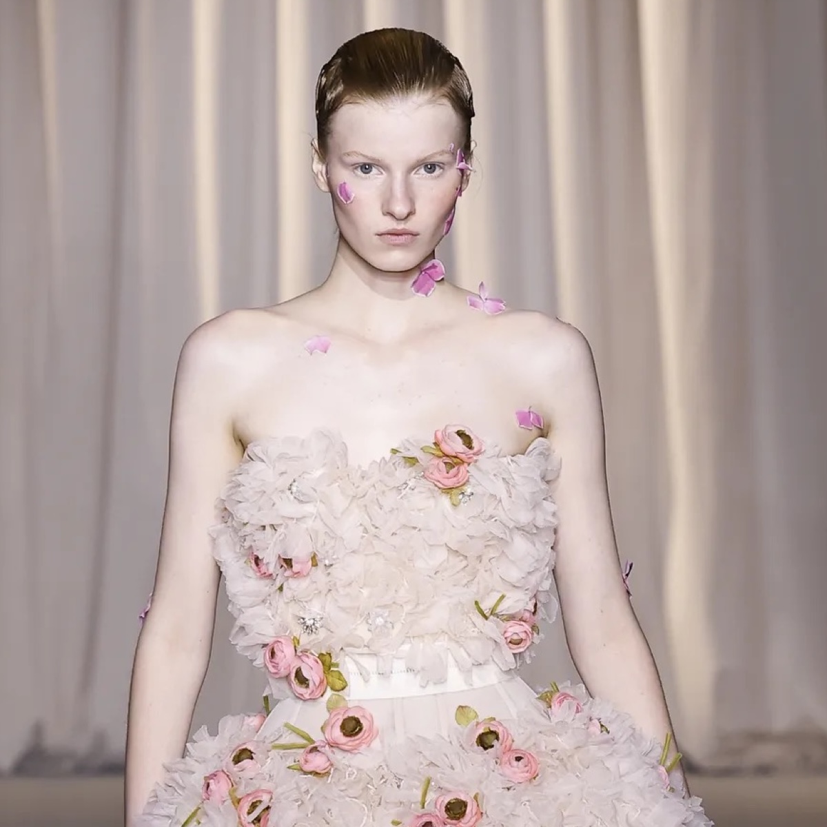 花びらルックや古い殺人ミステリー風など 2024-25年秋冬オート