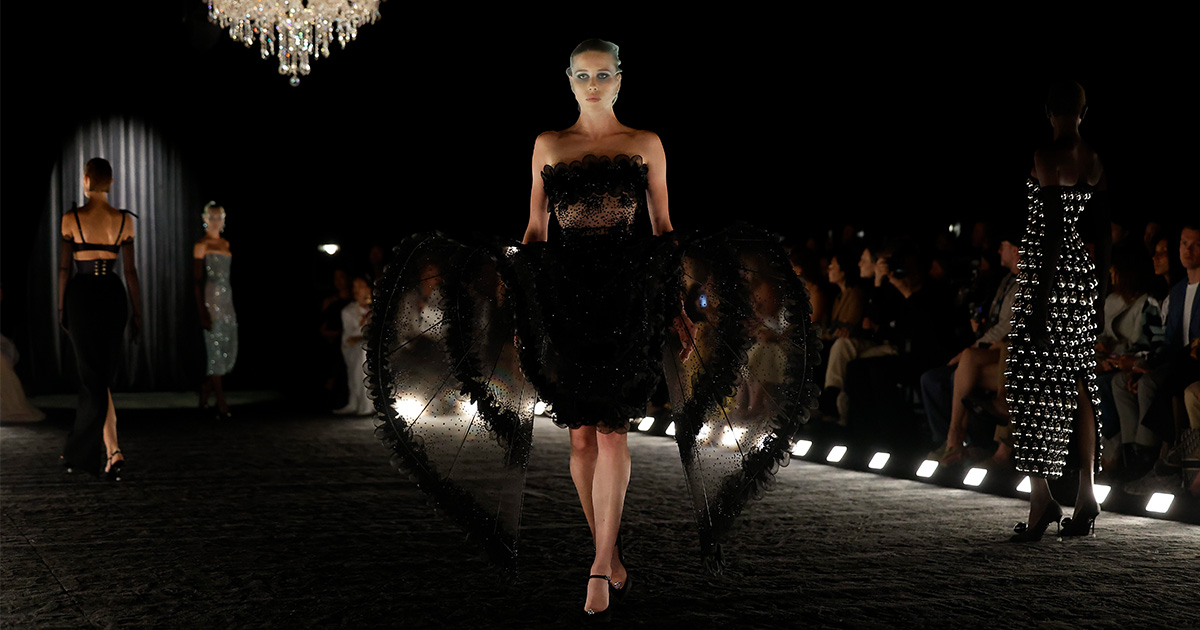 スキャパレリ」が挑むタイムレスなエレガンス シネマチックなショーで