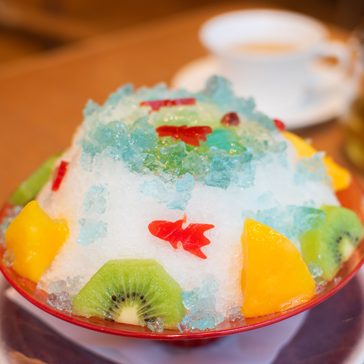 金魚が泳ぐかき氷がセットに！ アートアクアリウム美術館×源吉兆庵の