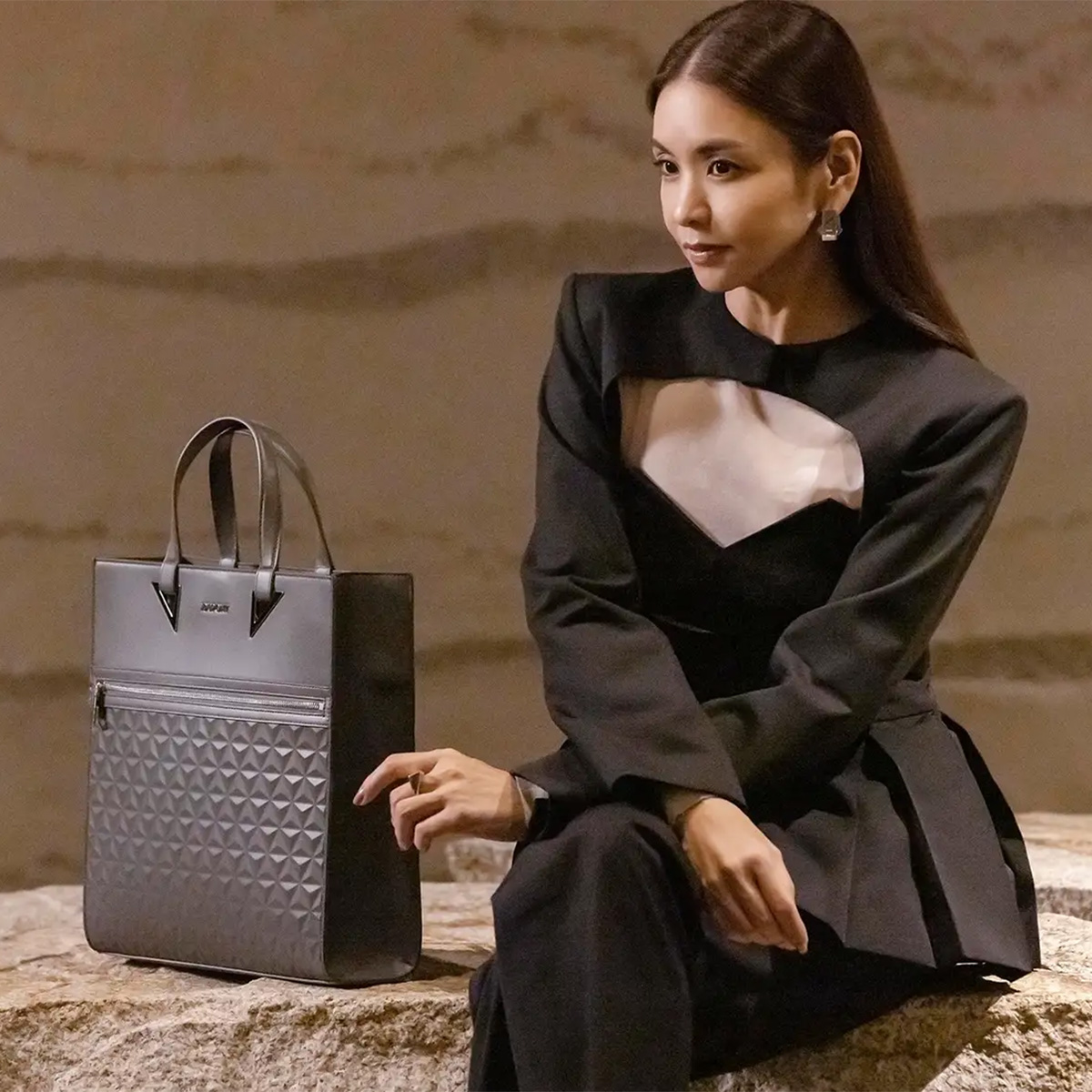滝沢真紀子さん愛用 セリーヌ トートバッグ 滝沢眞規子流「TOKYOスタイル」4選【バッグが主役】 | VERY NaVY