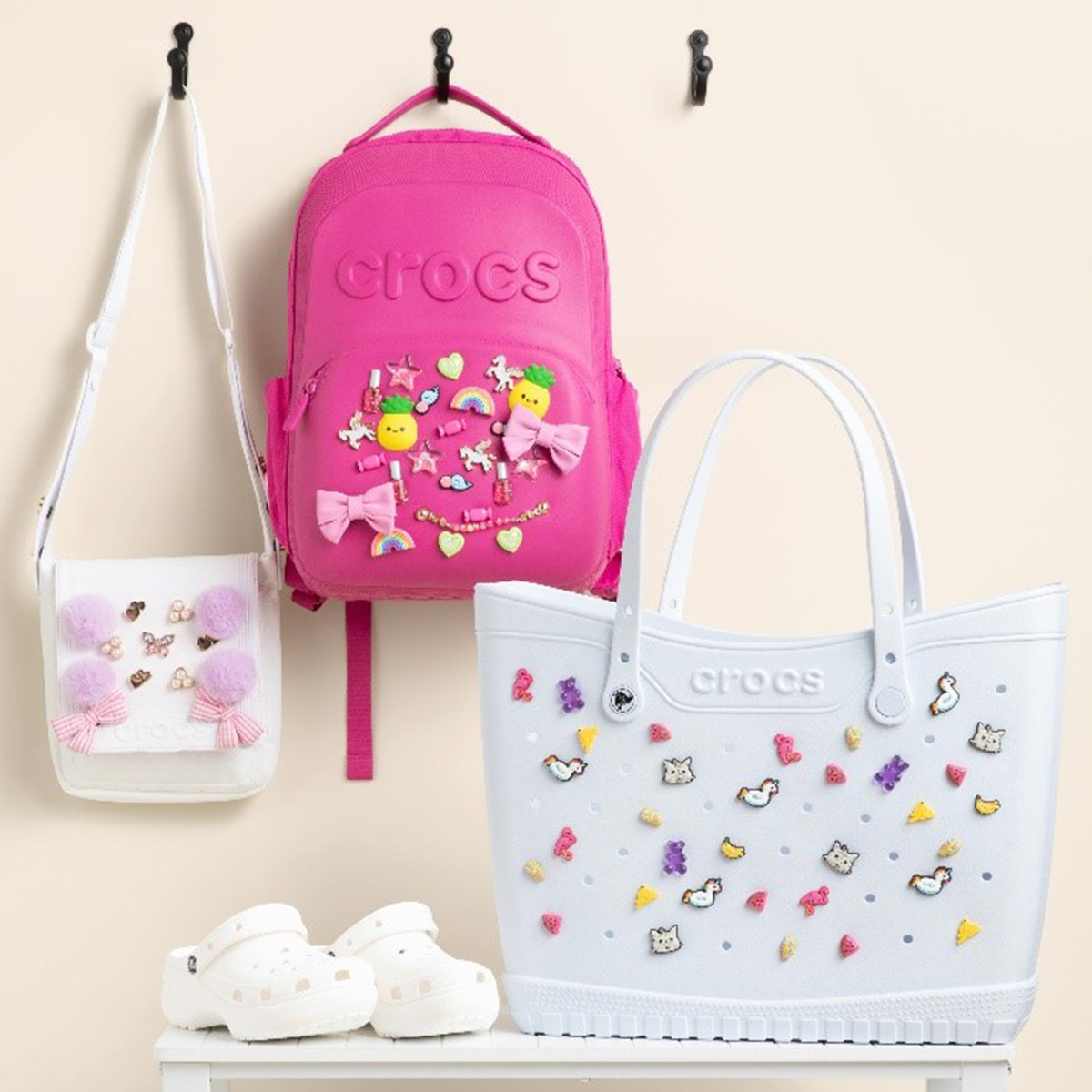 crocs クロックス　クラシックバックパック　ジビッツ大量！ クロックス」の新作バッグをカスタムしてみた！大容量の優秀