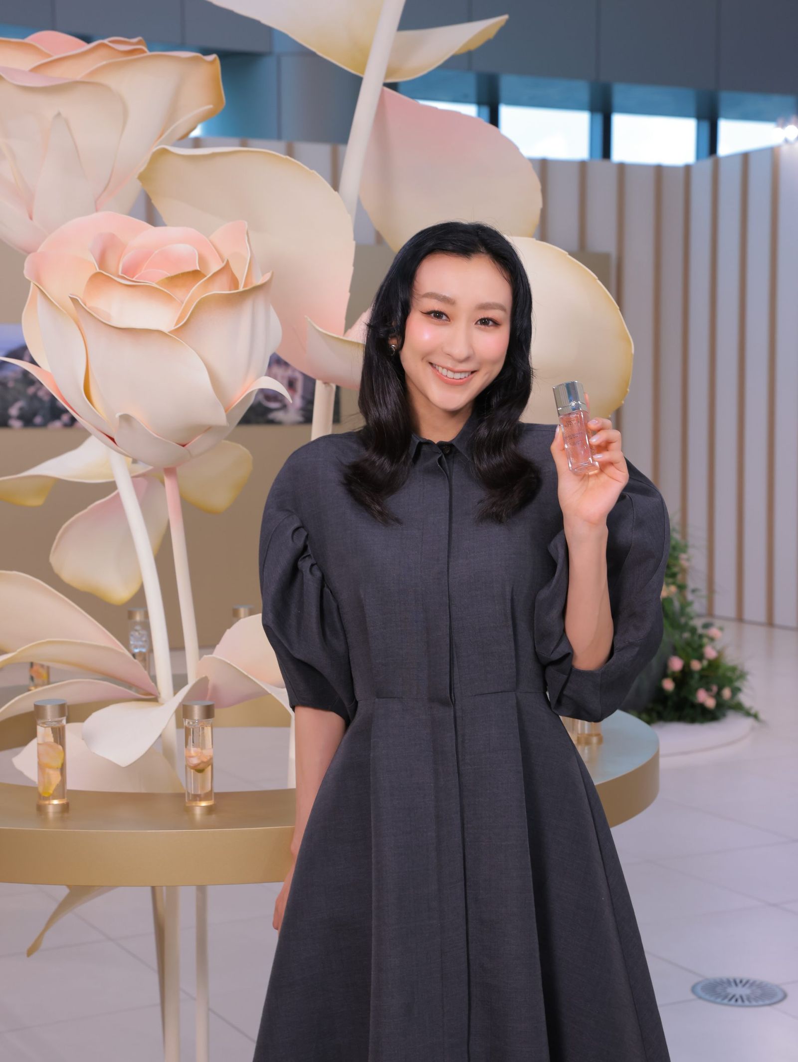 ChristianDiorディオール中村アンさん着用ニット34 スナップ】中村アンや倉科カナらが来場 「ディオール」が麻布台ヒルズ