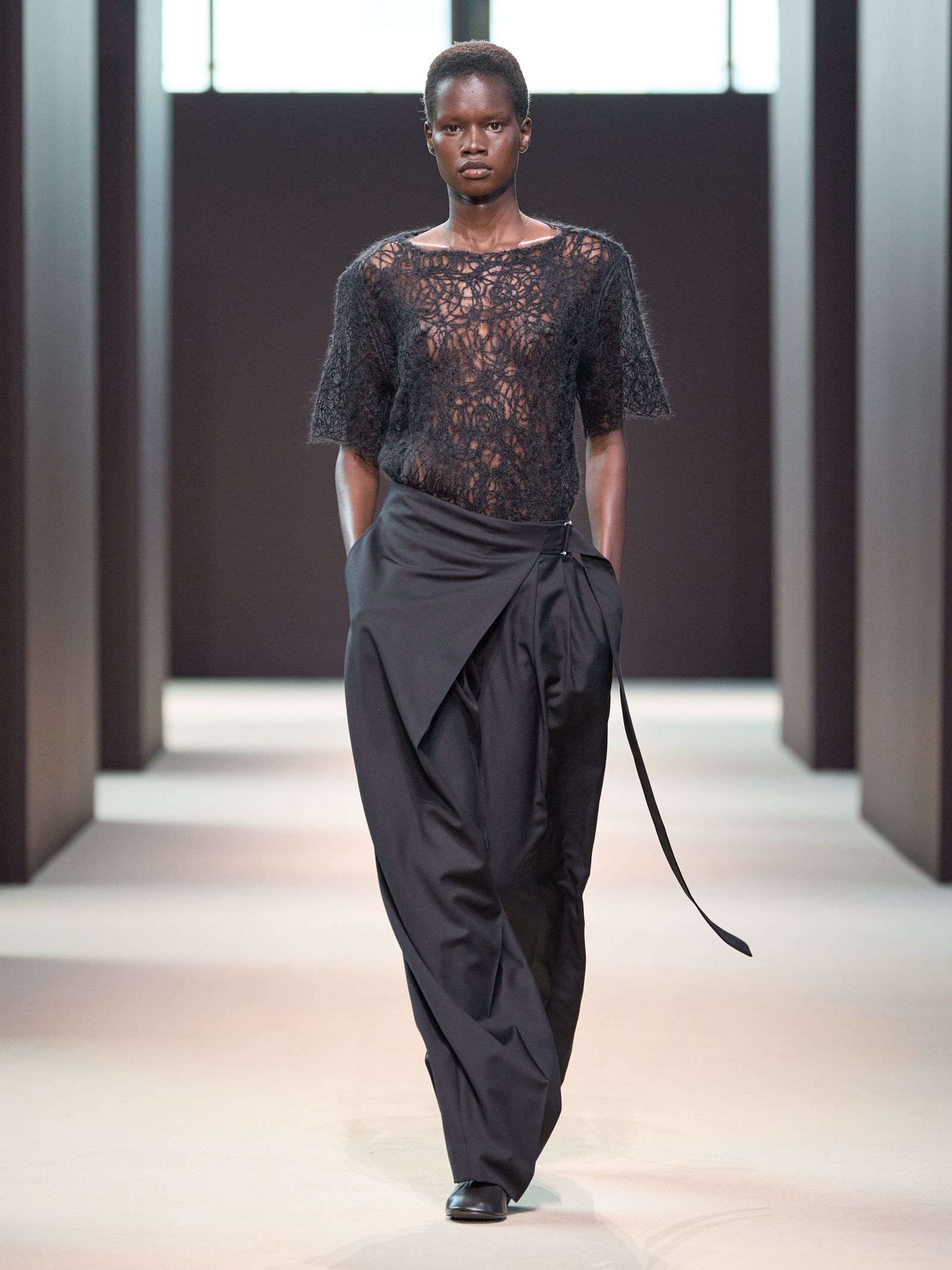 yunico 様 KHAITE Gabbie ケイト ケイト」「トーテム」 実力派NYブランドに学ぶ “黒”の軽やかで